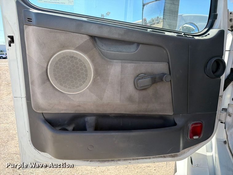 image for item FC3442 2006 Volvo VNL semi truck