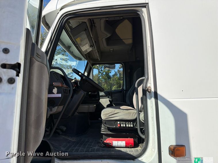 image for item FC3442 2006 Volvo VNL semi truck