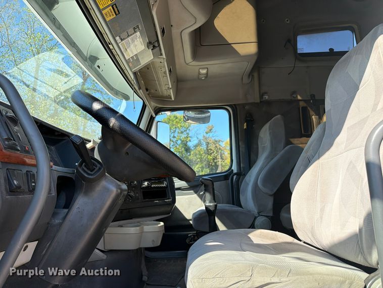 image for item FC3442 2006 Volvo VNL semi truck