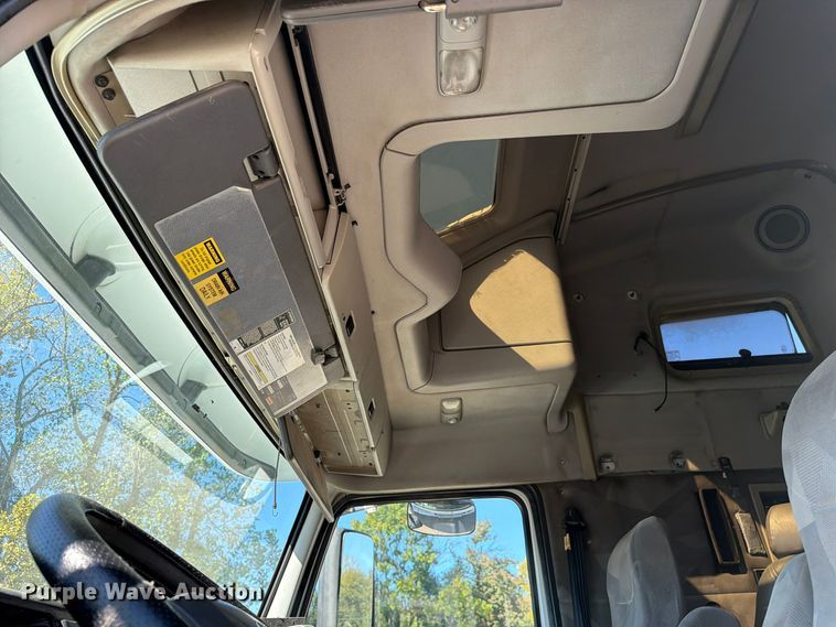 image for item FC3442 2006 Volvo VNL semi truck