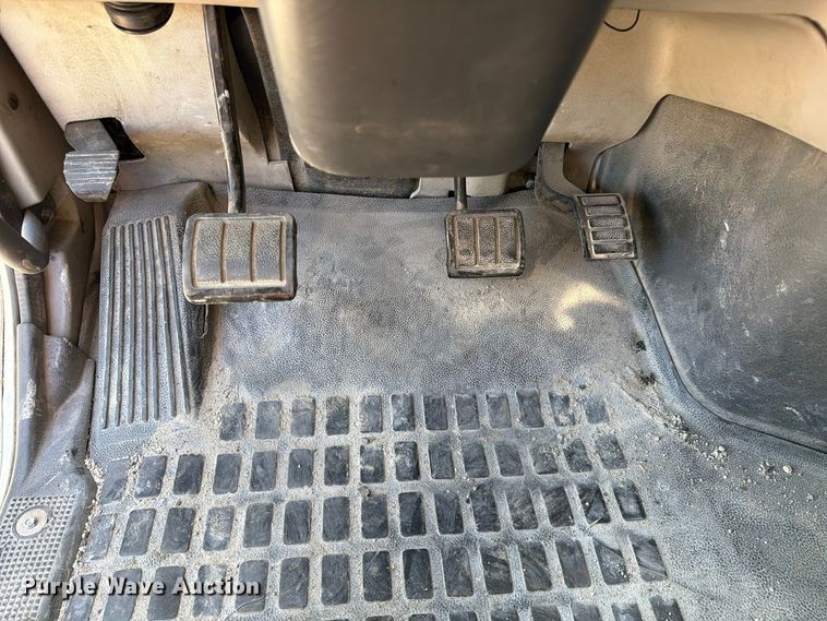 image for item FC3442 2006 Volvo VNL semi truck