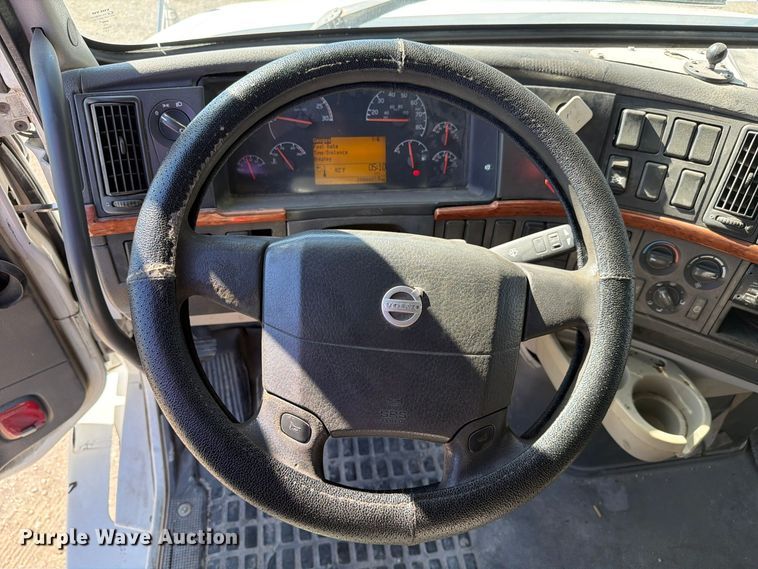 image for item FC3442 2006 Volvo VNL semi truck