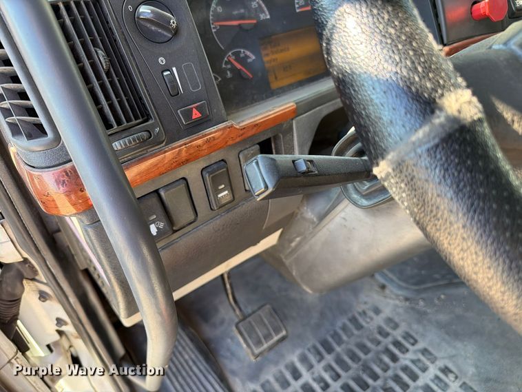 image for item FC3442 2006 Volvo VNL semi truck