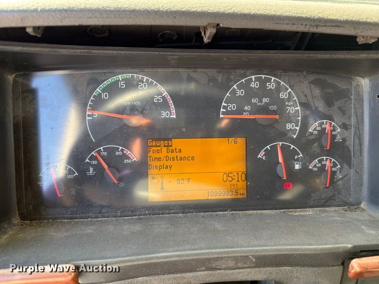 image for item FC3442 2006 Volvo VNL semi truck