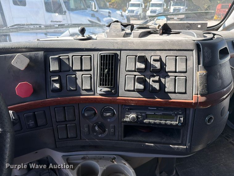 image for item FC3442 2006 Volvo VNL semi truck