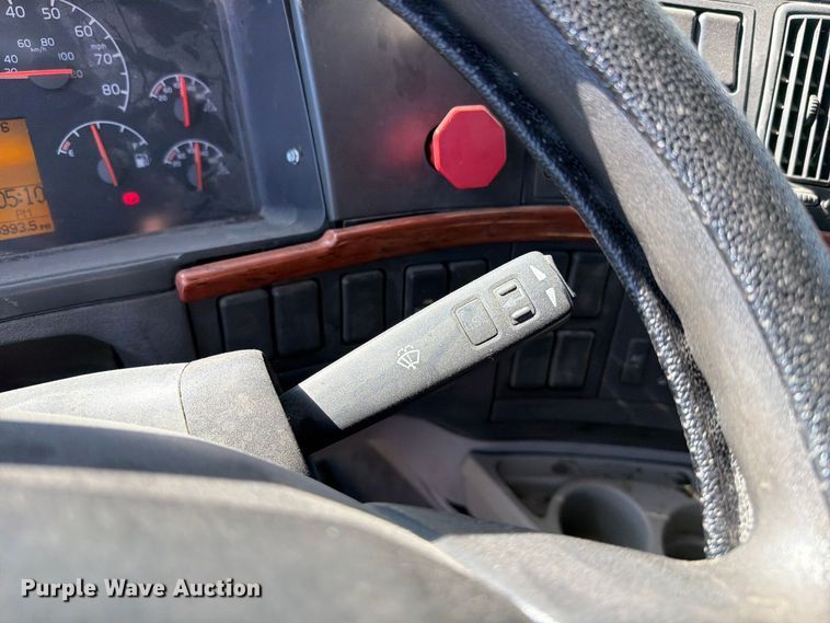 image for item FC3442 2006 Volvo VNL semi truck