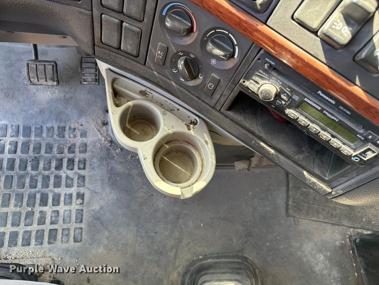 image for item FC3442 2006 Volvo VNL semi truck