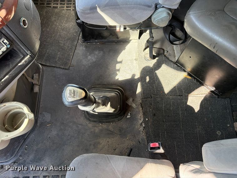 image for item FC3442 2006 Volvo VNL semi truck