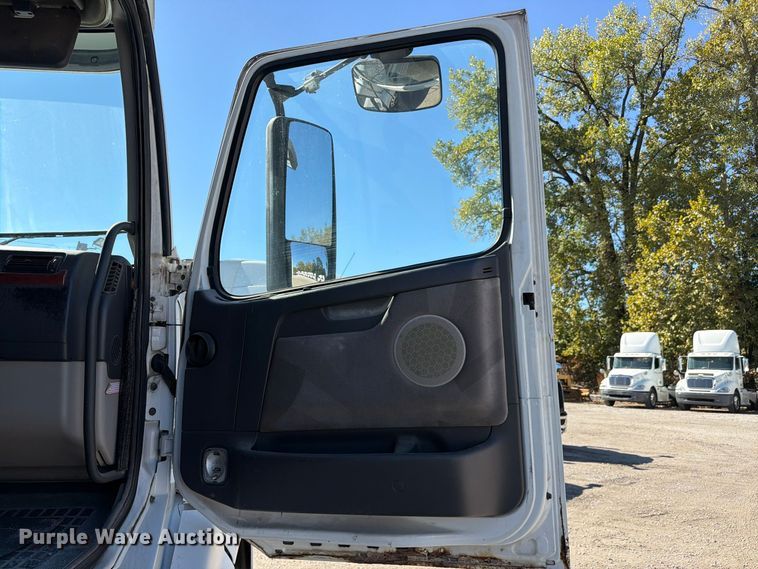 image for item FC3442 2006 Volvo VNL semi truck