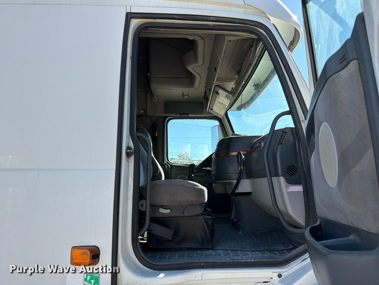 image for item FC3442 2006 Volvo VNL semi truck