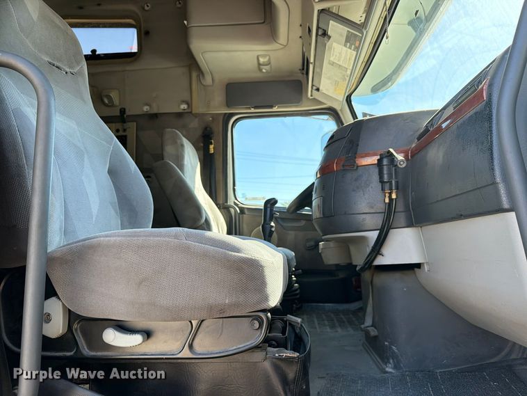 image for item FC3442 2006 Volvo VNL semi truck
