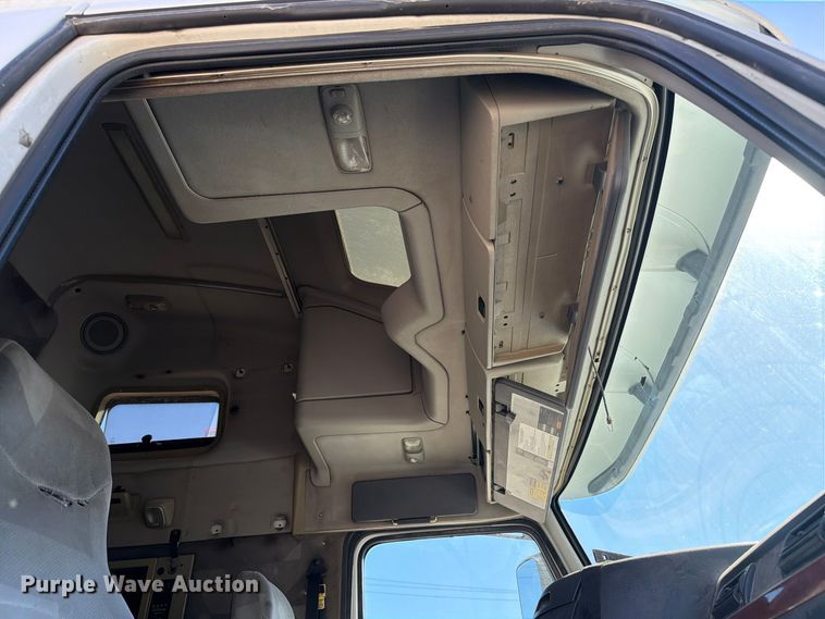 image for item FC3442 2006 Volvo VNL semi truck