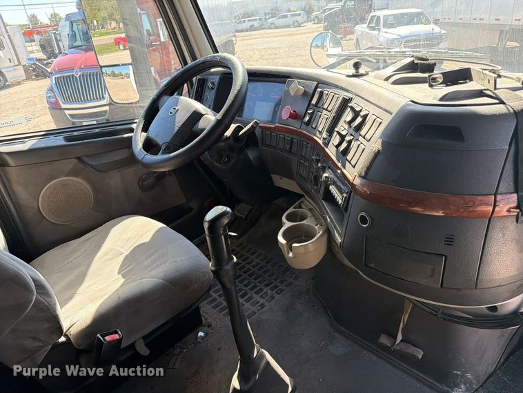 image for item FC3442 2006 Volvo VNL semi truck