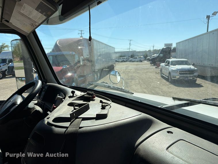 image for item FC3442 2006 Volvo VNL semi truck