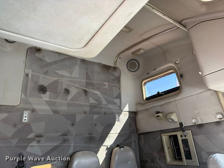 image for item FC3442 2006 Volvo VNL semi truck