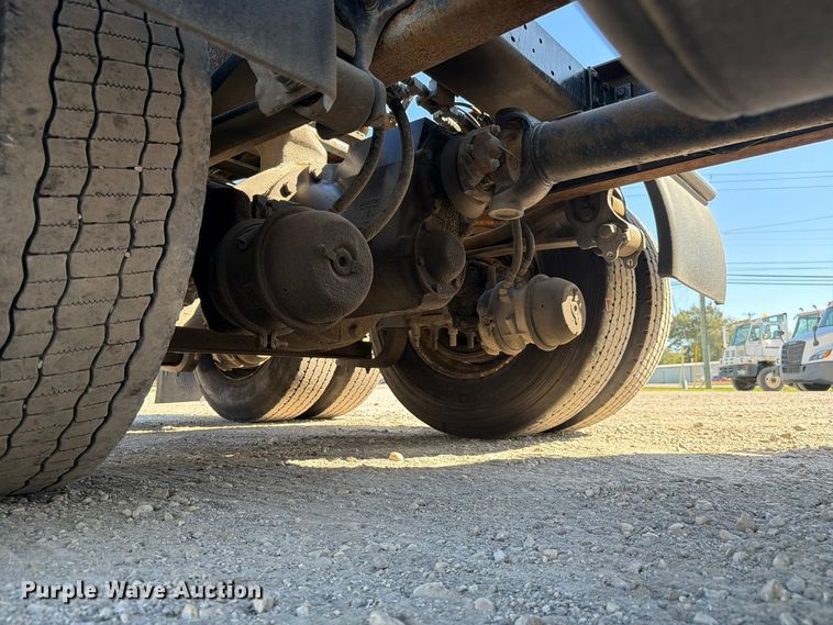 image for item FC3442 2006 Volvo VNL semi truck