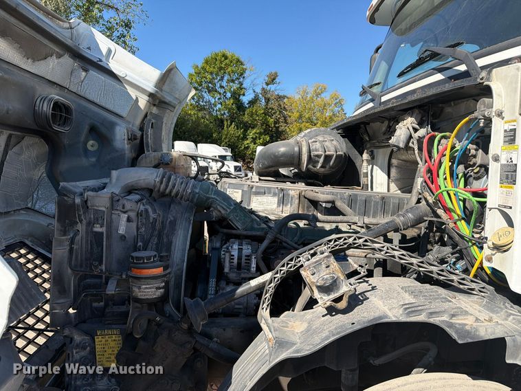 image for item FC3442 2006 Volvo VNL semi truck