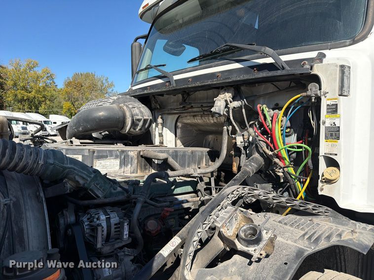 image for item FC3442 2006 Volvo VNL semi truck