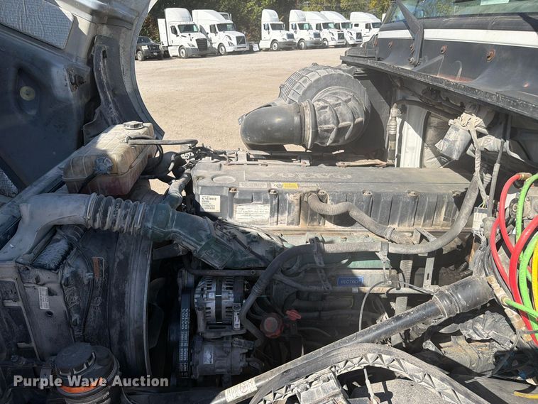 image for item FC3442 2006 Volvo VNL semi truck