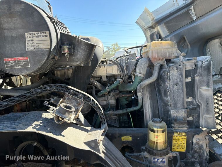 image for item FC3442 2006 Volvo VNL semi truck