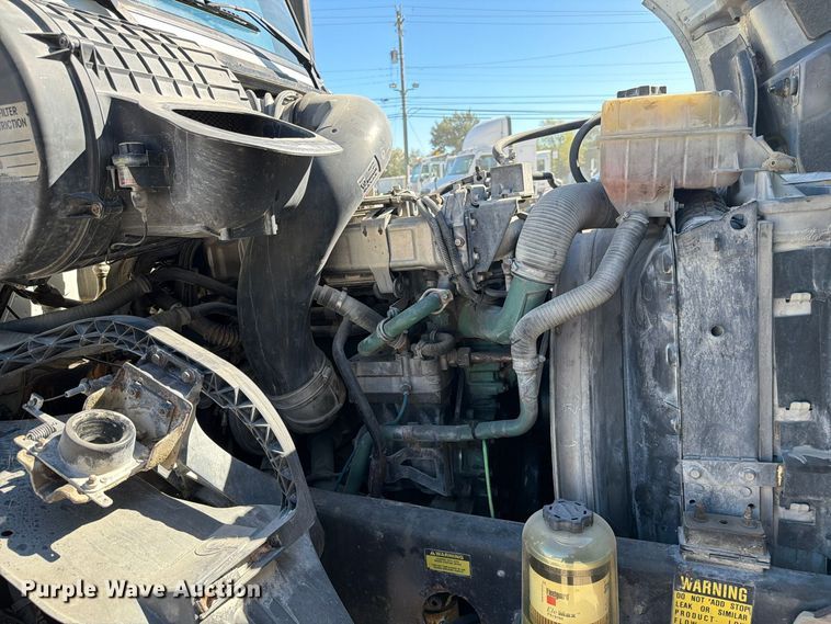 image for item FC3442 2006 Volvo VNL semi truck