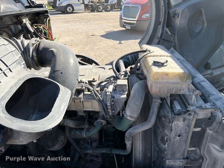 image for item FC3442 2006 Volvo VNL semi truck