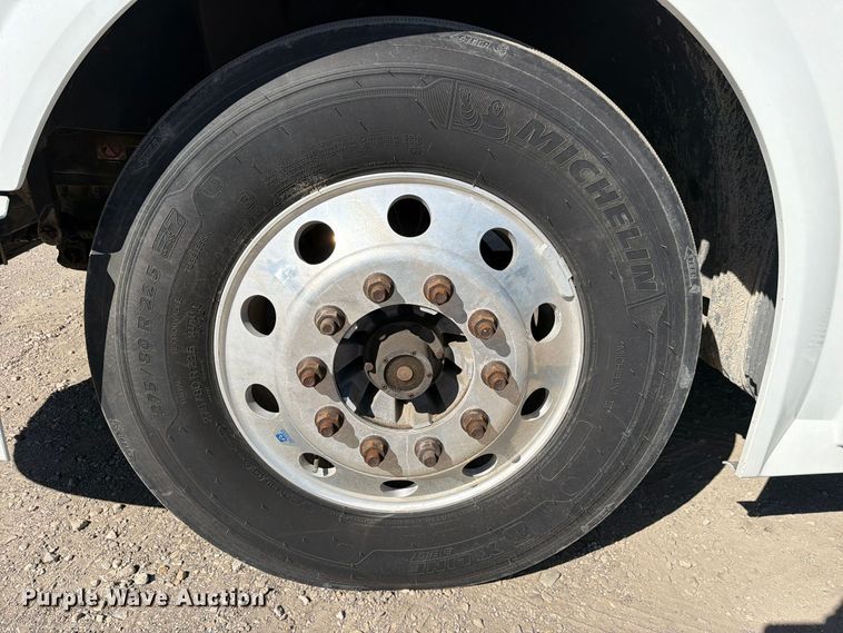image for item FC3442 2006 Volvo VNL semi truck