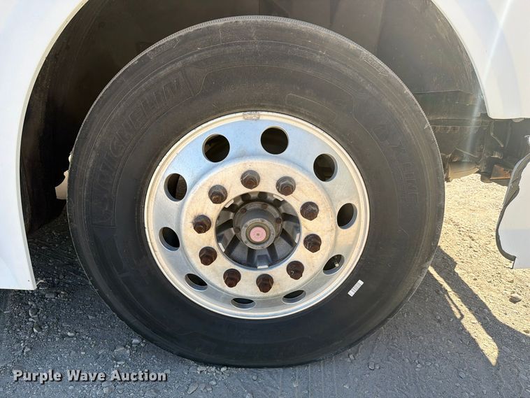 image for item FC3442 2006 Volvo VNL semi truck