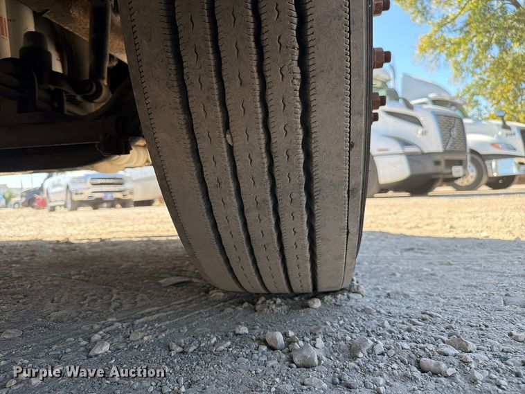 image for item FC3442 2006 Volvo VNL semi truck