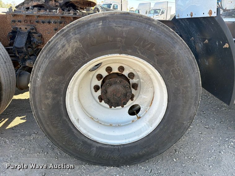 image for item FC3442 2006 Volvo VNL semi truck