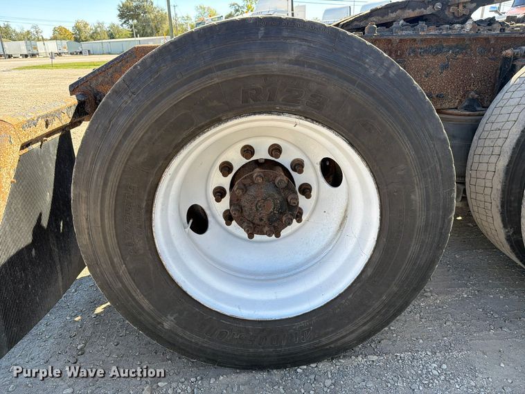image for item FC3442 2006 Volvo VNL semi truck