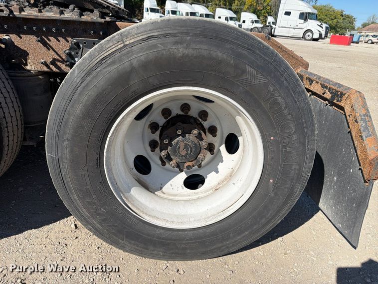 image for item FC3442 2006 Volvo VNL semi truck