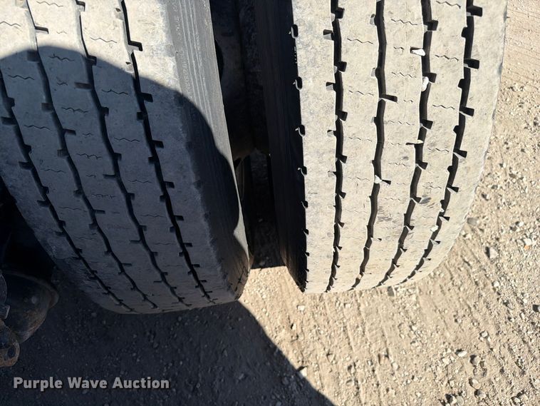 image for item FC3442 2006 Volvo VNL semi truck
