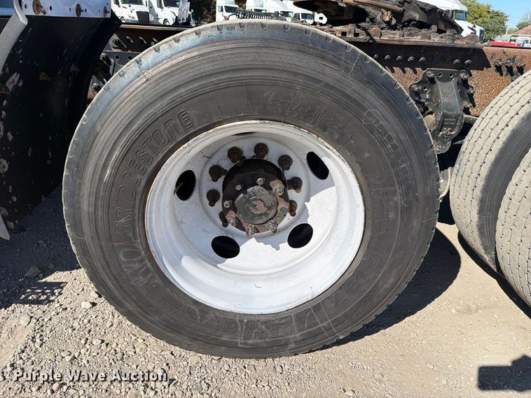 image for item FC3442 2006 Volvo VNL semi truck