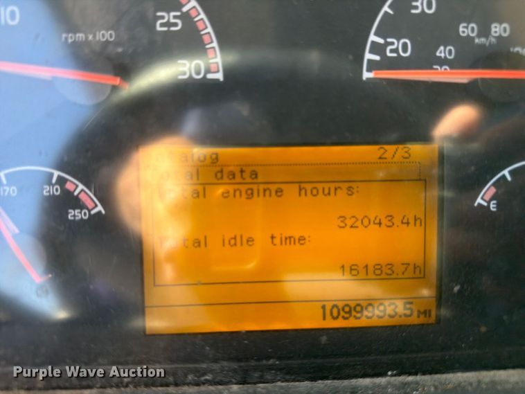 image for item FC3442 2006 Volvo VNL semi truck