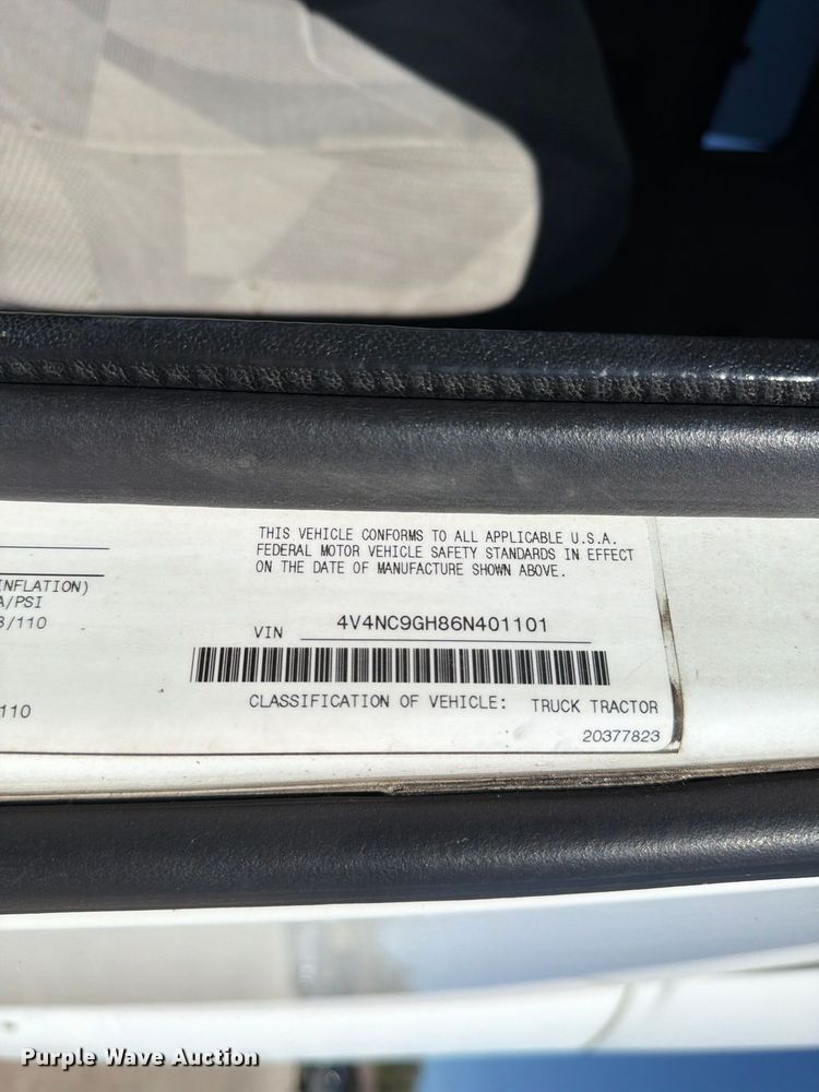 image for item FC3442 2006 Volvo VNL semi truck