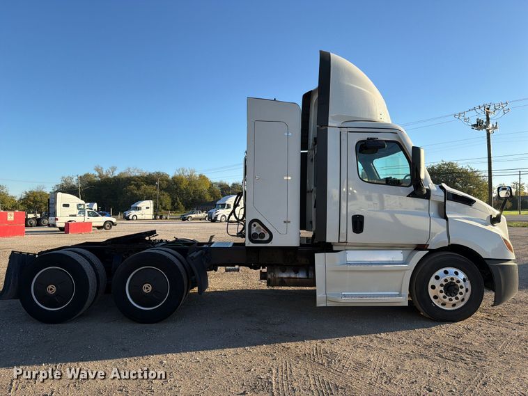 image for item FC3444 2021 Freightliner Cascadia semi truck