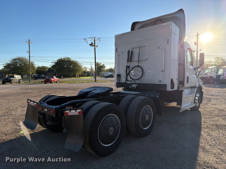 image for item FC3444 2021 Freightliner Cascadia semi truck