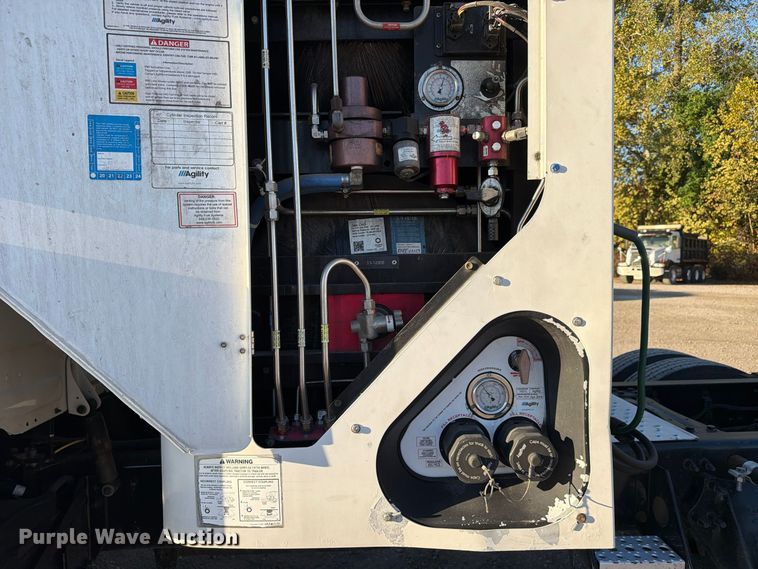 image for item FC3444 2021 Freightliner Cascadia semi truck