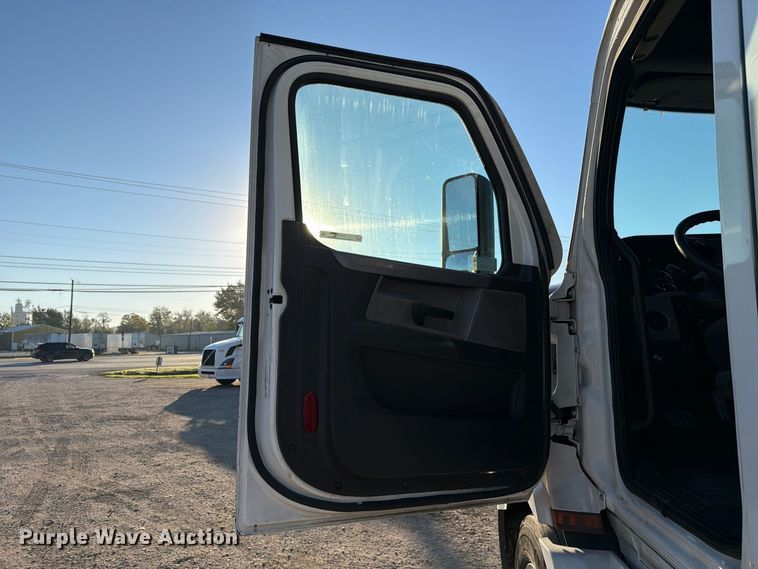image for item FC3444 2021 Freightliner Cascadia semi truck