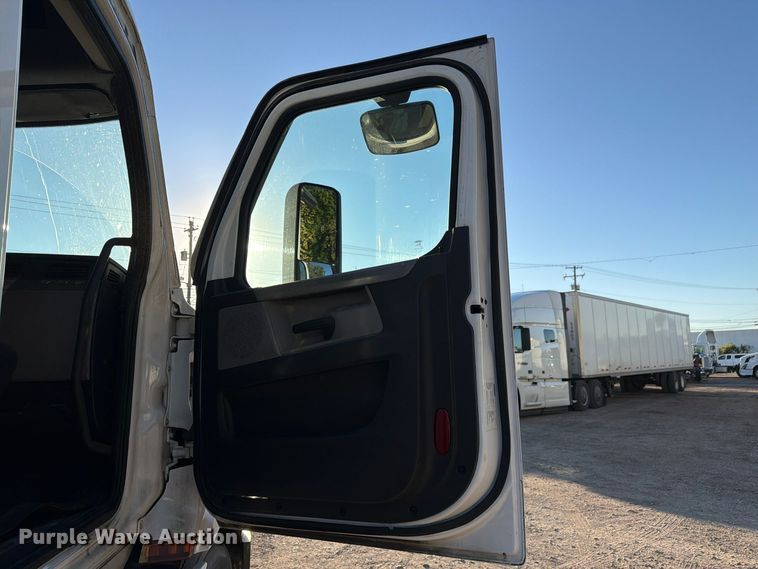 image for item FC3444 2021 Freightliner Cascadia semi truck