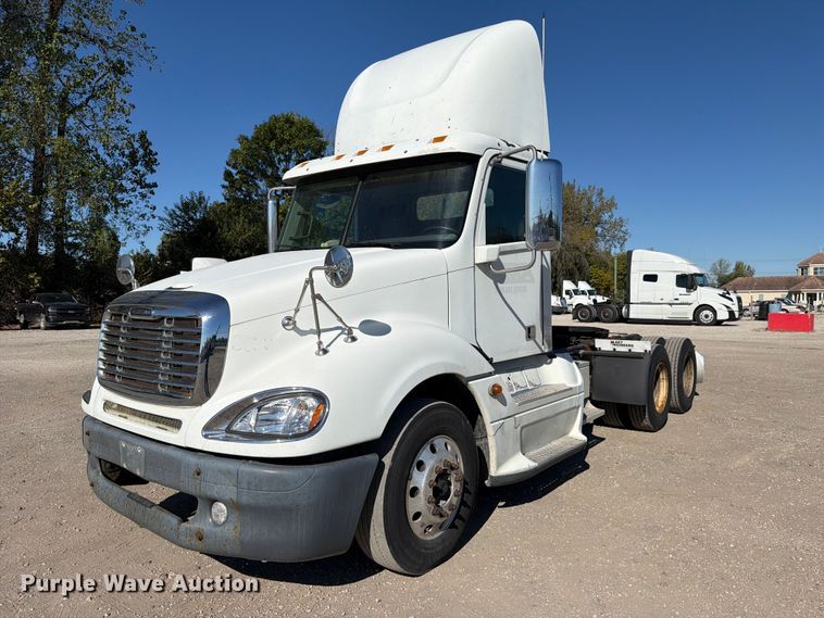 image for item FC3448 2015 Freightliner Columbia semi truck