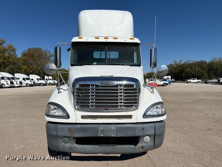 image for item FC3448 2015 Freightliner Columbia semi truck