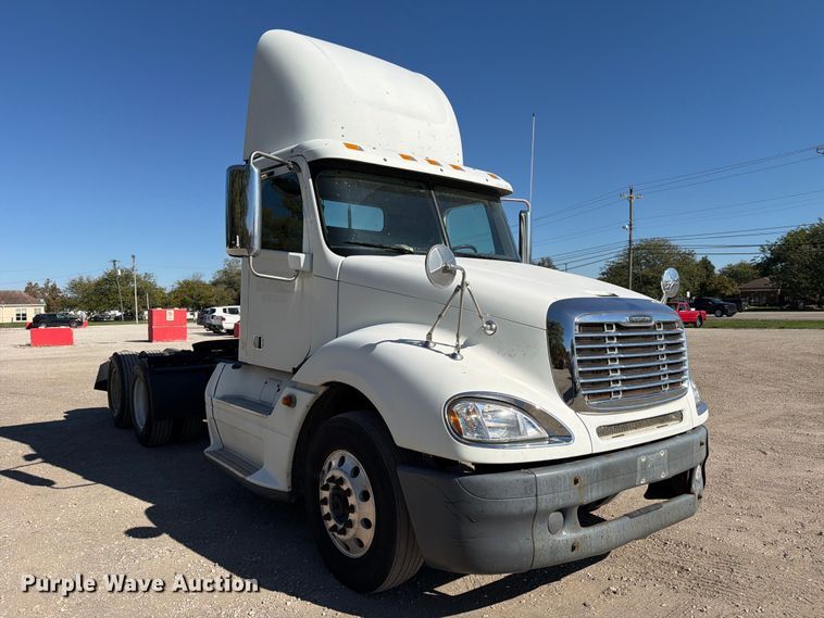 image for item FC3448 2015 Freightliner Columbia semi truck