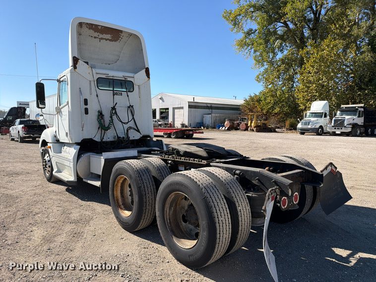 image for item FC3448 2015 Freightliner Columbia semi truck