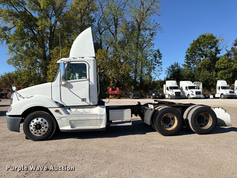 image for item FC3448 2015 Freightliner Columbia semi truck