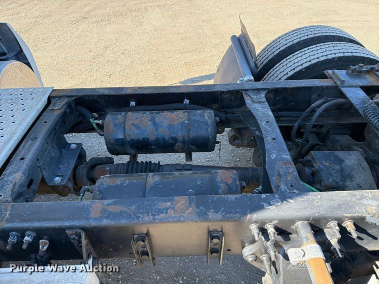 image for item FC3448 2015 Freightliner Columbia semi truck