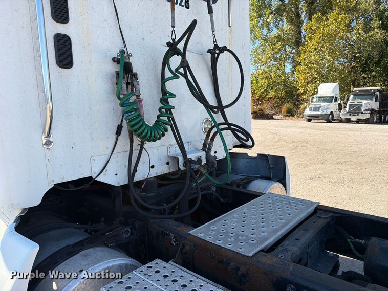 image for item FC3448 2015 Freightliner Columbia semi truck