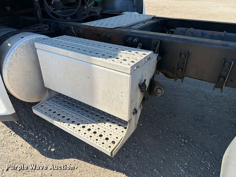image for item FC3448 2015 Freightliner Columbia semi truck