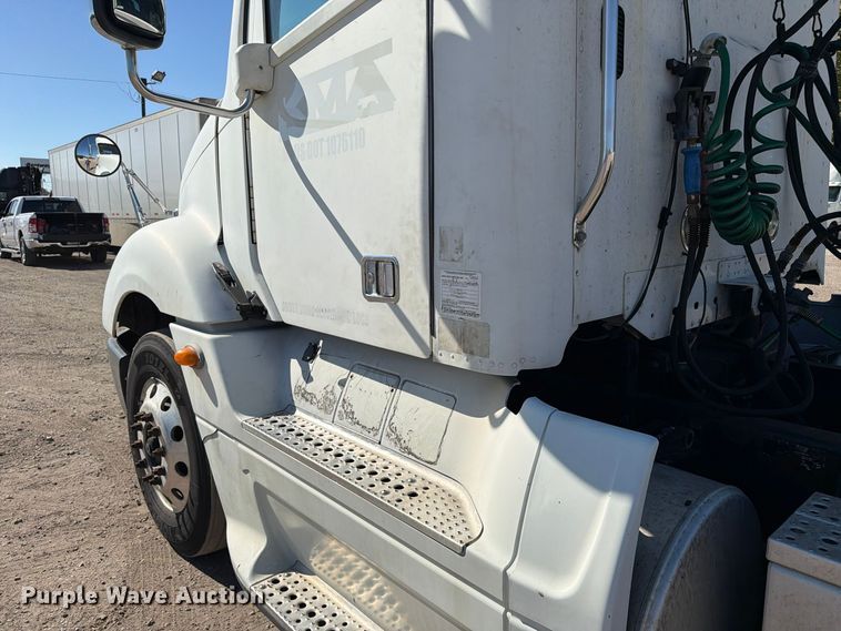 image for item FC3448 2015 Freightliner Columbia semi truck